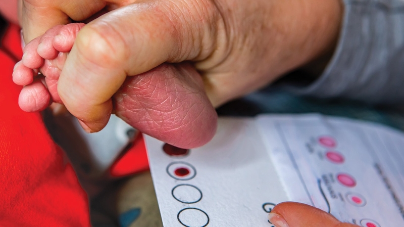 Xét nghiệm lấy máu gót chân ở trẻ sơ sinh có an toàn không? 1