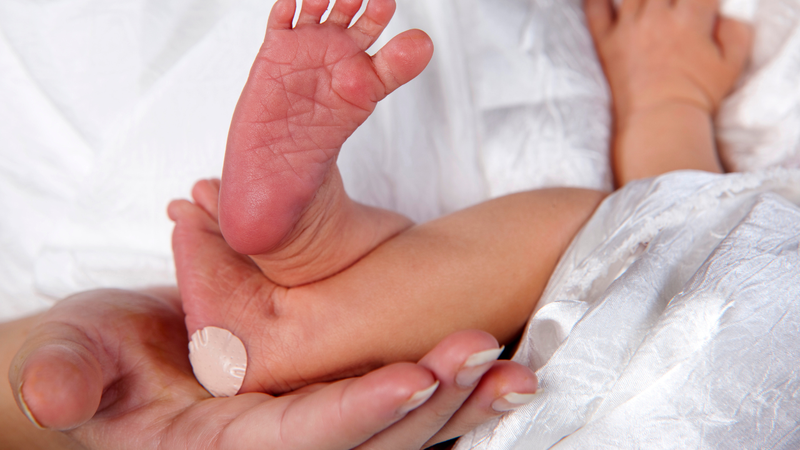 Xét nghiệm lấy máu gót chân ở trẻ sơ sinh để làm gì? 4