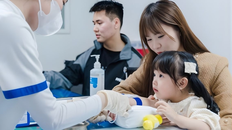 Cần chuẩn bị đúng trước khi lấy máu cho trẻ để đảm bảo kết quả chính xác