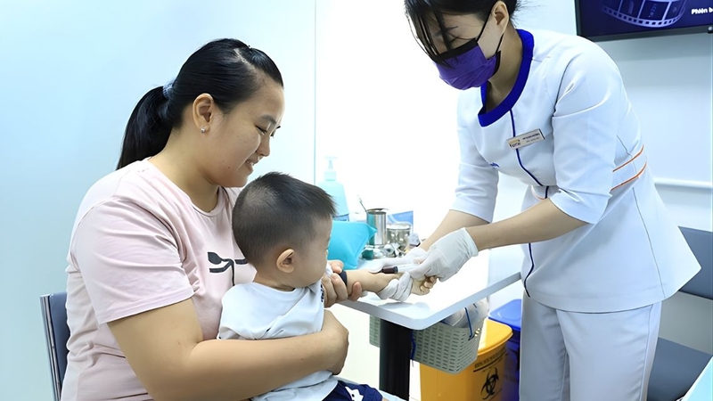 Cha mẹ không nên tự đọc và diễn giải kết quả xét nghiệm máu của con