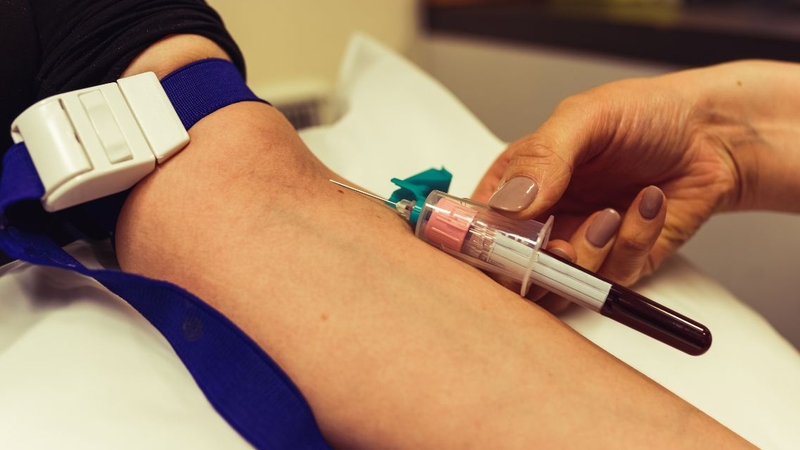 Rất nhiều người thắc mắc xét nghiệm máu có cần nhịn ăn không