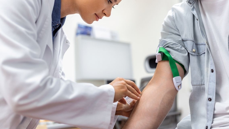 Các chỉ số xét nghiệm máu giúp theo dõi mức độ viêm và đáp ứng điều trị lao