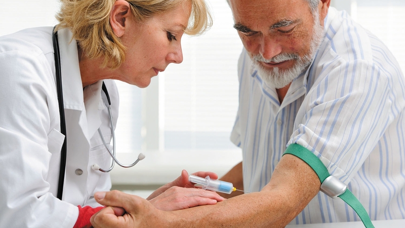 Xét nghiệm máu tầm soát ung thư có mấy loại? 2 Người bệnh chủ động xét nghiệm máu tầm soát ung thư 4