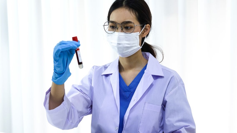 Nhiều người bệnh thắc mắc&nbsp;xét nghiệm máu trước khi phẫu thuật để làm gì