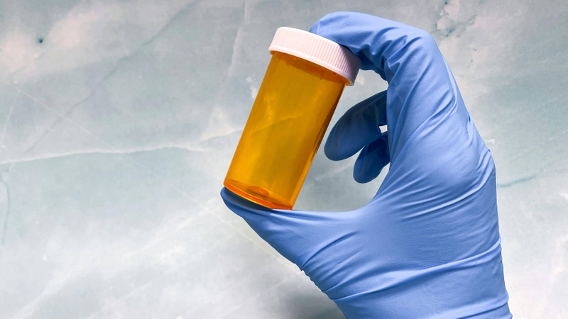 Mẹ bầu lấy nước tiểu giữa dòng cho vào lọ vô khuẩn để hạn chế tạp chất