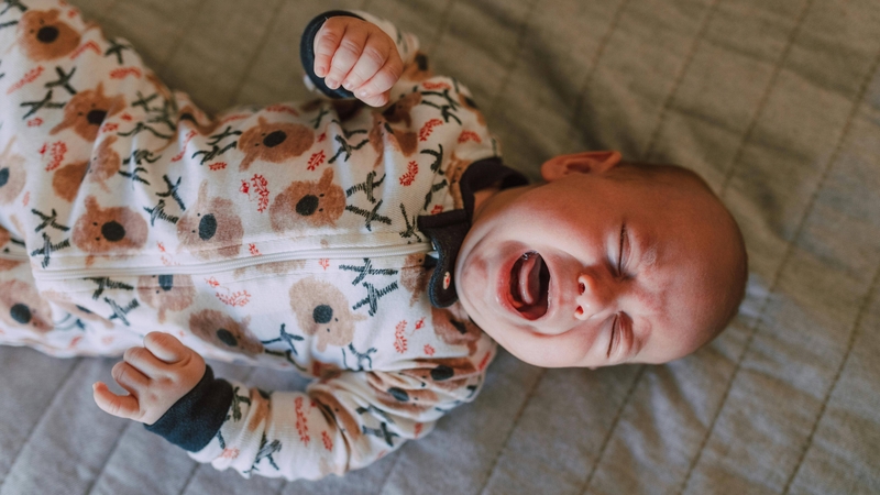 Trẻ cần xét nghiệm khi phân có máu hoặc lẫn nhầy, trẻ đau bụng, quấy khóc khi sờ bụng