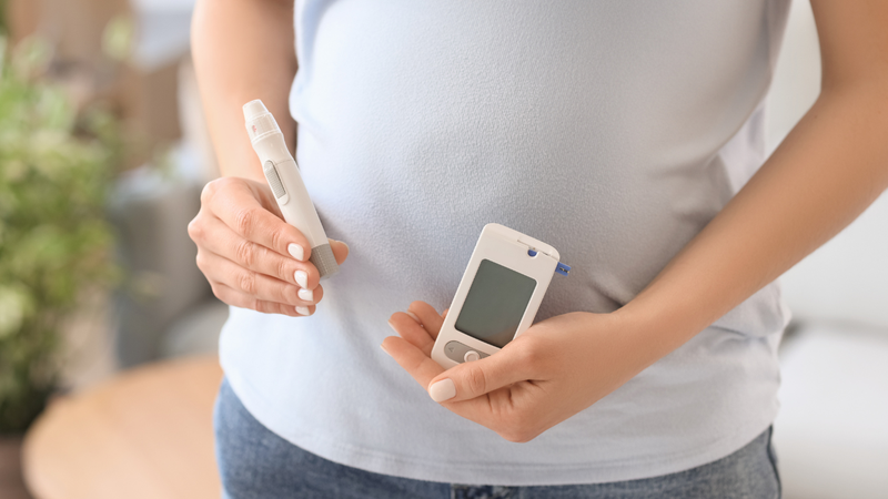 Theo dõi đường huyết thường xuyên giúp mẹ kiểm soát tình trạng bệnh