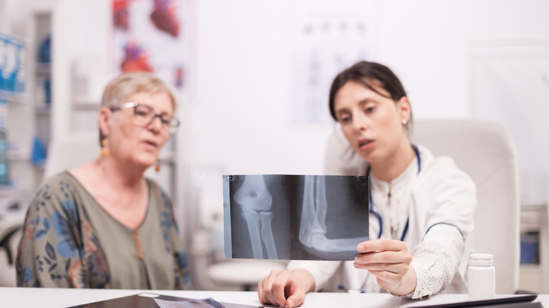 Trong chẩn đoán viêm khớp, X-quang giúp phát hiện hẹp khe khớp, gai xương,...