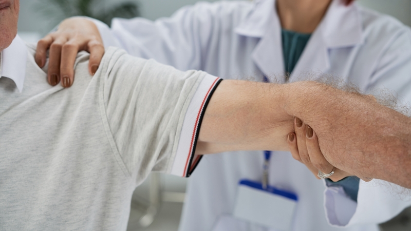 Xét nghiệm viêm khớp cần thực hiện khi đau, sưng, cứng khớp kéo dài