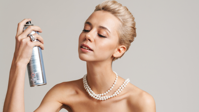 Xịt khóa makeup giúp hỗ trợ giữ lớp nền bền màu và hạn chế tình trạng trôi phấn