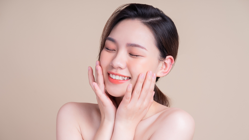 Xịt khóa makeup có tác dụng gì? Xịt khóa makeup có khả năng cấp ẩm cho da