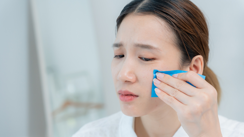 Da dầu nên ưu tiên xịt khóa makeup có khả năng kiềm dầu