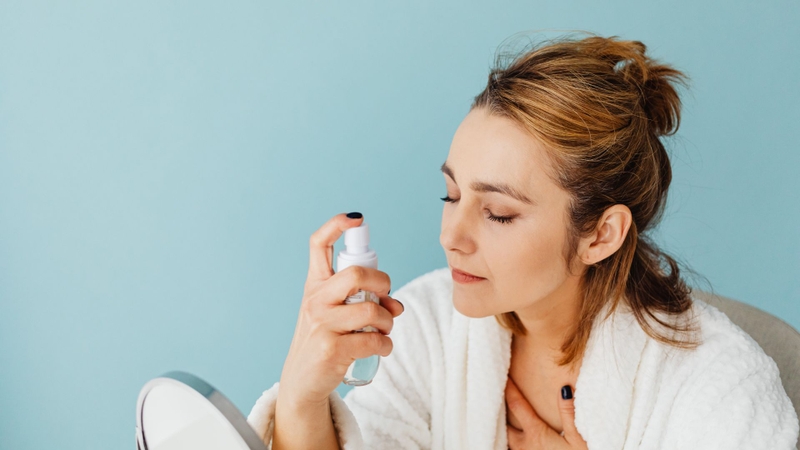 Xịt khóa nền trước hay phấn phủ trước - Chuẩn quy trình trang điểm hoàn hảo 4