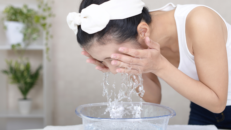 Xịt khoáng nên sử dụng sau bước rửa mặt để bổ sung lại lượng ẩm đã mất