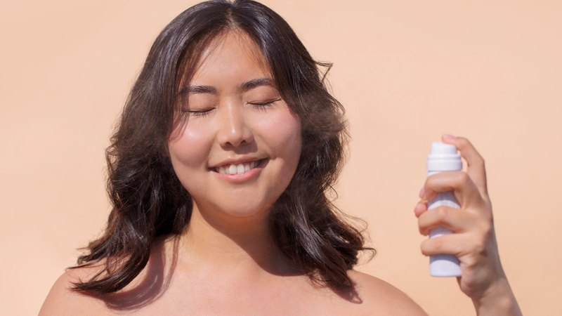 Nên ưu tiên các loại xịt khoáng hoặc xịt khóa nền có thành phần dịu nhẹ