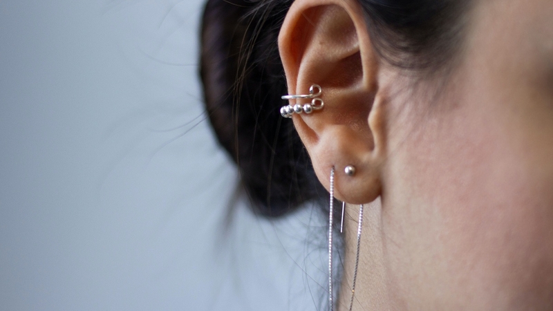 Xỏ khuyên bao lâu thì thay khuyên tai? Ăn gì cho mau lành? 1