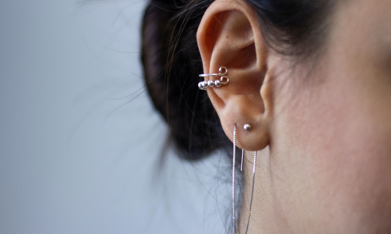 Tránh tình trạng tóc loà xoà, bù xù rũ xuống tai để ngăn ngừa nhiễm trùng và trầy xước do va chạm quá nhiều