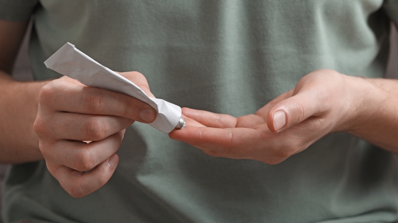 Xỏ khuyên có nên bôi thuốc mỡ không? 2