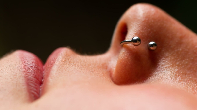Xỏ khuyên mũi có để lại sẹo không? Lưu ý khi xỏ khuyên mũi 2