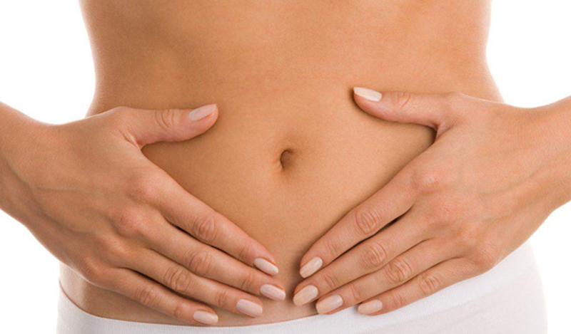 Thoa dầu gió làm ấm rốn từ đó ấm cả cơ thể