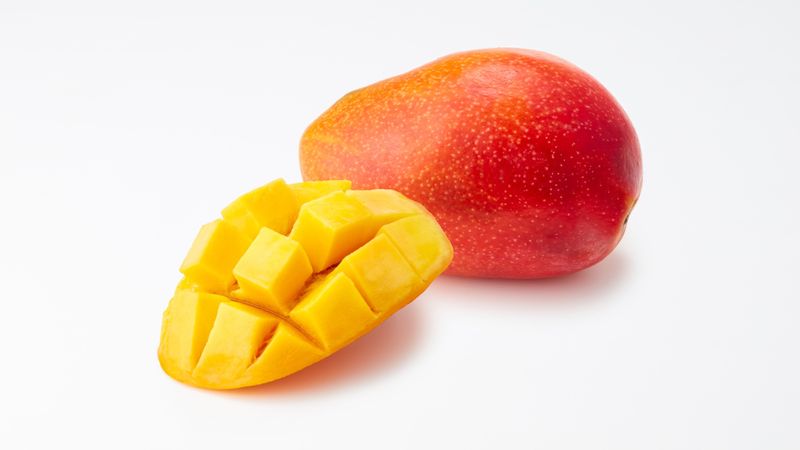 Rửa sạch xoài hòn trước khi ăn