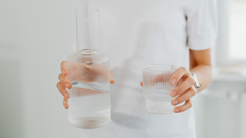 Uống nước đầy đủ trước và sau khi xông hơi để tránh bị mất nước