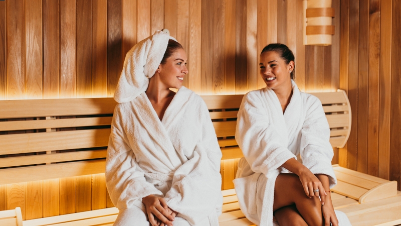 Xông hơi sauna là một hình thức xông hơi sử dụng nhiệt độ cao kết hợp với độ ẩm thấp để tạo ra môi trường khô nóng