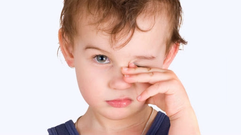 Xử Lý Như Thế Nào Khi Bé Bị Ngã Sưng Mắt? 1
