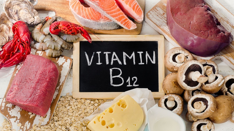 Xuất huyết giảm tiểu cầu nên ăn gì? Vitamin B12 đóng vai trò quan trọng trong việc sản xuất hồng cầu và tiểu cầu khỏe mạnh