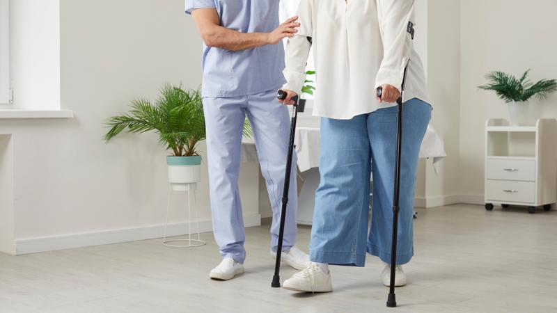 Bắt đầu bằng các bài tập vận động thụ động do nhân viên y tế hỗ trợ, sau đó tiến tới vận động chủ động như ngồi dậy, đứng lên và đi lại với sự trợ giúp