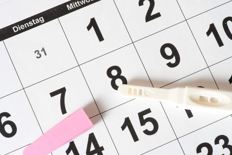 Lựa chọn ngày an toàn, tránh ngày rụng trứng để quan hệ là một trong số các mẹo để tránh thai hiệu quả