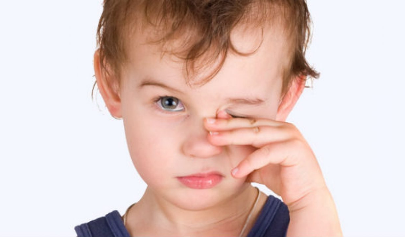 xước giác mạc ở trẻ em là gì?