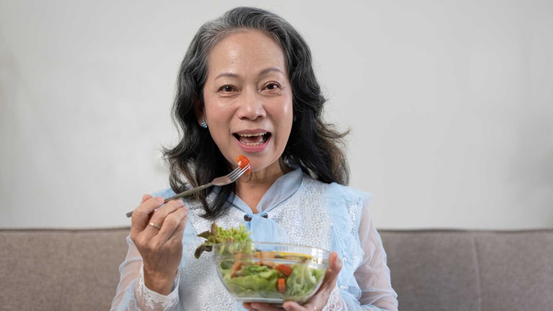 Người có bệnh lý nền hoặc đang điều trị nên tham khảo ý kiến bác sĩ trước khi sử dụng