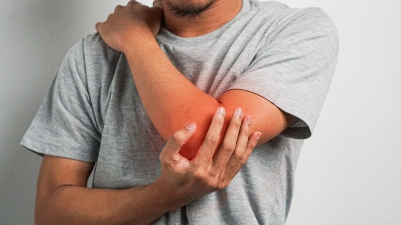 Gãy mỏm khuỷu xương trụ gây đau vùng khuỷu, sưng nề và gặp khó khăn khi duỗi cẳng tay