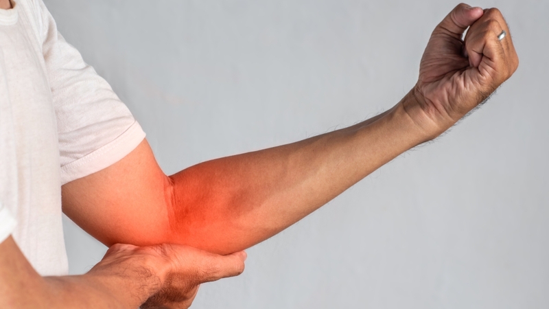 Thoái hóa khớp khuỷu chủ yếu ảnh hưởng đến khớp, nhưng các diện khớp của xương trụ cũng có thể bị tác động