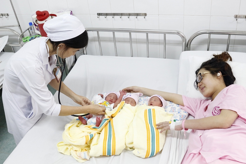 Nhiễm liên cầu khuẩn B khởi phát sớm chủ yếu xảy ra trong 7 ngày đầu sau sinh