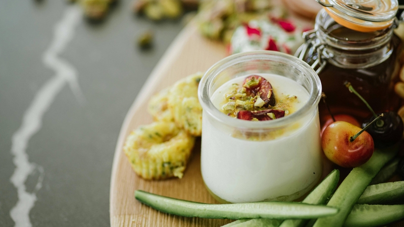 Yaourt là gì? Yaourt được tạo nên từ sữa động vật qua quá trình lên men ở nhiệt độ phù hợp