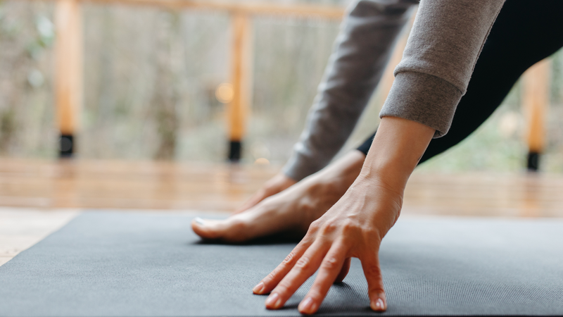 Trước khi tập yoga cần khởi động nhẹ để tránh căng cơ