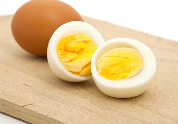 Xăm môi và ăn trứng sau khi xăm: Đây là những hình ảnh đáng yêu và đầy tính mỹ thành. Đừng quên thưởng thức một chiếc trứng vịt lộn sau khi xăm làm đôi môi của mình xinh đẹp và gợi cảm hơn bao giờ hết. Hãy cùng chia sẻ ảnh của bạn.