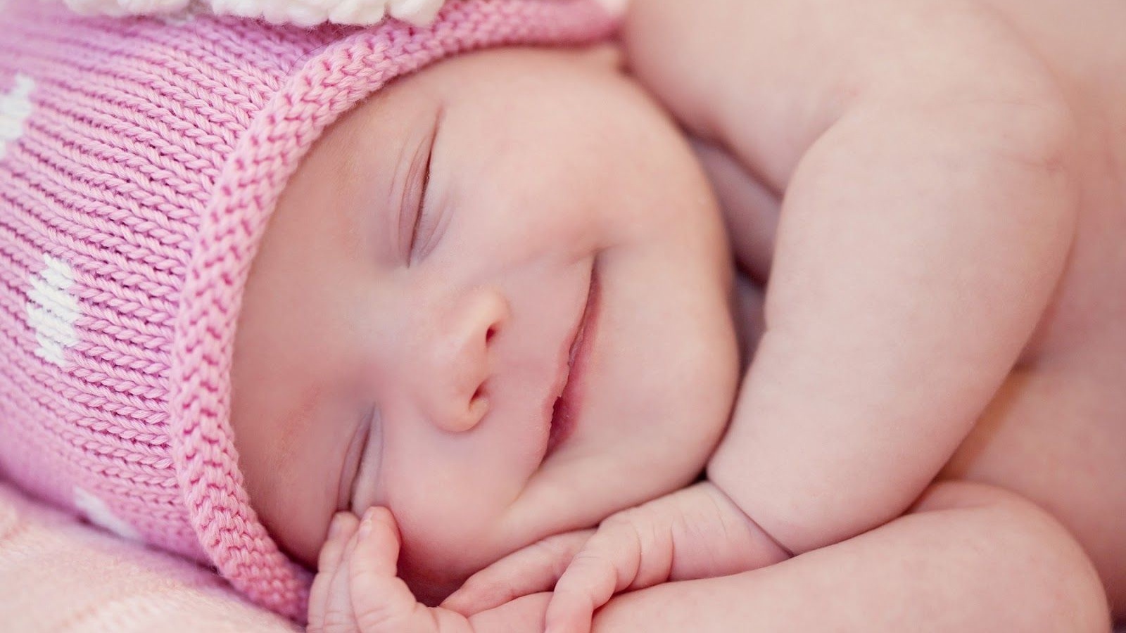 Giải đáp: Vì sao trẻ sơ sinh ngủ hay cười? - Nhà thuốc FPT Long Châu