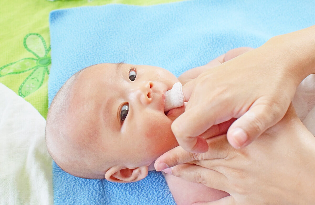 3 Bước rơ lưỡi cho bé bằng nước muối sinh lý an toàn hiệu quả