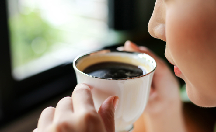 Kinh nguyệt và cà phê: 
Cùng tận hưởng khoảnh khắc thư giãn trong ngày kinh nguyệt với một tách cà phê đậm đà hương vị. Ảnh chụp tách cà phê đầy đặn sẽ khiến bạn phấn khích hơn bao giờ hết, hãy nhấn vào để xem ngay!