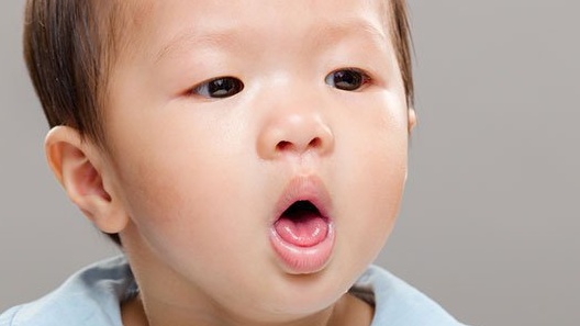 Xịt họng Nhất Nhất thích hợp cho trẻ có ho khan hay ho có đờm?
