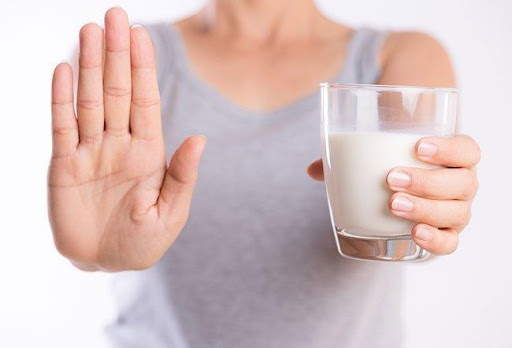 Lactase enzyme có vai trò quan trọng nào trong việc tiêu hóa sữa và các sản phẩm từ sữa?

