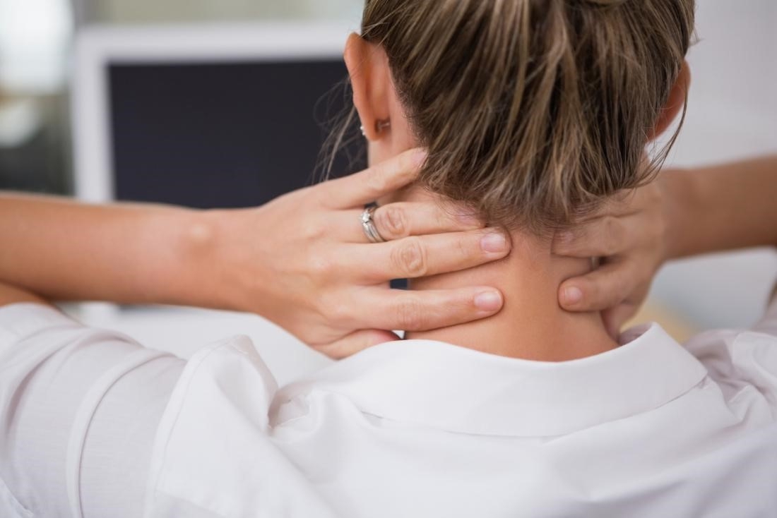 Có những phương pháp nào khác để giảm đau nhức toàn thân ngoài việc massage và vận động?
