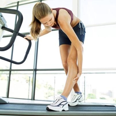 Đau bắp chân tự nhiên có liên quan đến hoạt động vận động mạnh không?
