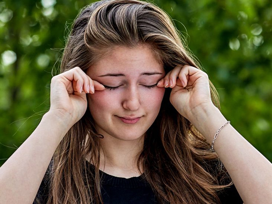Tại sao ngứa mắt thường xảy ra vào ban đêm?
