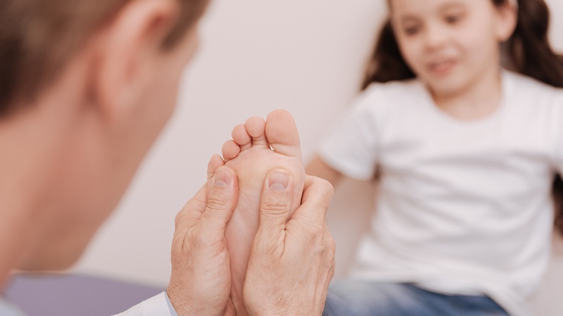 Có cách nào giảm đau chân vào ban đêm ở trẻ em một cách tự nhiên không?
