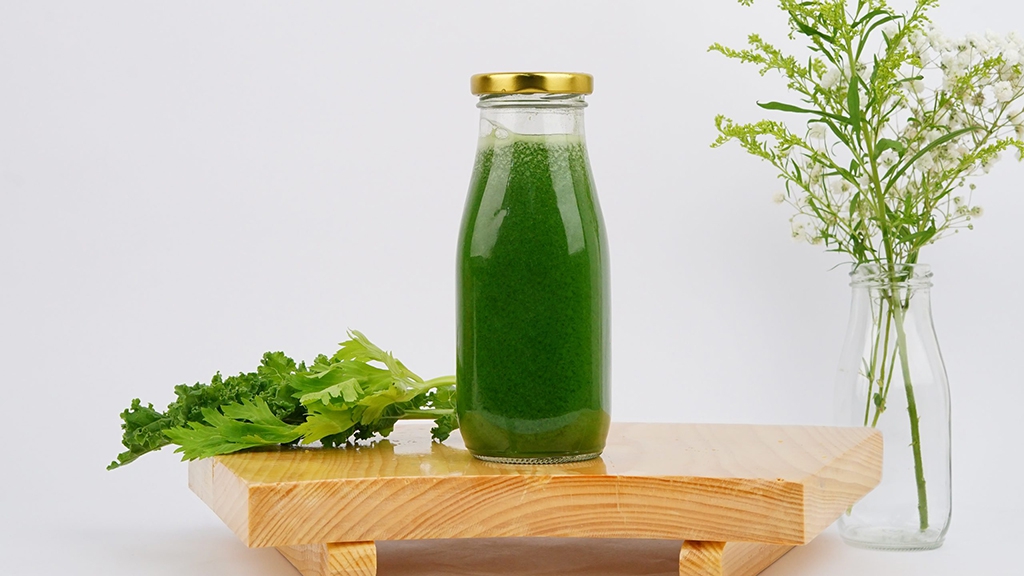 Có nên uống nước ép cần tây mỗi ngày không?