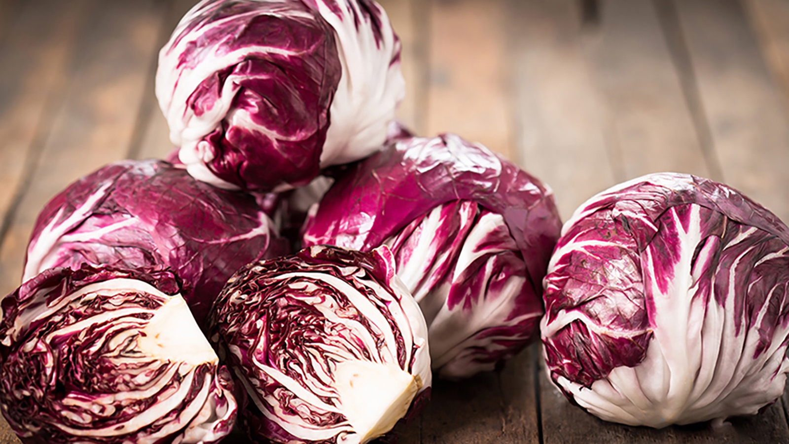 Ăn rau diếp xoăn Radicchio có tác dụng gì?